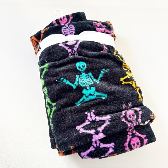 NEW Betsey Johnson Yoga Skeletons Set of 2 Hand Towels - Picture 3 of 3